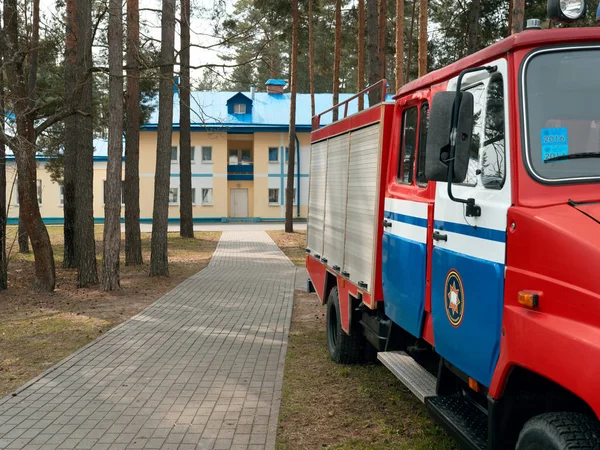 Gomel, Bělorusko-21. duben 2019: lyceum ministerstva mimořádných situací. Území se vzdělávacími budovami a kasárna. — Stock fotografie