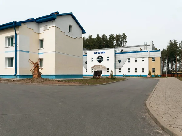 Гомель, Білорусь-21 квітня 2019: ліцей МНС. Територія з навчальними будівлями та казарми. — стокове фото