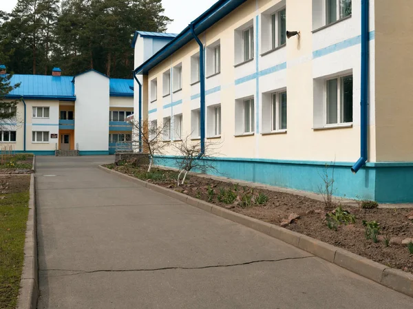 GOMEL, BELARUS - 21 de abril de 2019: Liceo del Ministerio de Situaciones de Emergencia. Territorio con edificios educativos y cuarteles . —  Fotos de Stock
