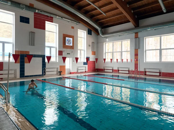 GOMEL, BELARUS - 21 de abril de 2019: Liceo del Ministerio de Situaciones de Emergencia. piscina — Foto de Stock