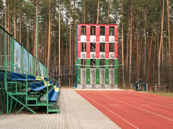 GOMEL, BELARUS - 21 de abril de 2019: Liceu do Ministério das Situações de Emergência. pequeno estádio desportivo com stands para fãs — Fotografia de Stock