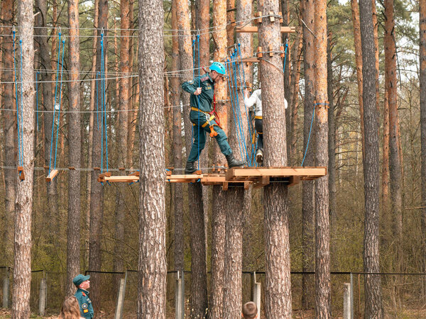 ГОМЕЛЬ, БЕЛАРУС - 21 апреля 2019 года: Лицей МЧС. Веревочный городок полоса препятствий на деревьях для подготовки курсантов
