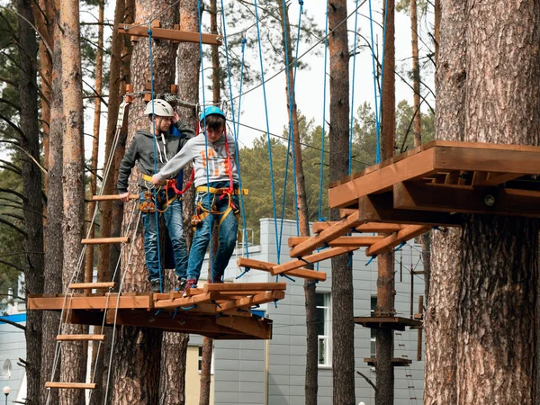 GOMEL, BELARUS - 21 de abril de 2019: Liceu do Ministério das Situações de Emergência. Corda curso de obstáculos da cidade em árvores para a formação de cadetes — Fotografia de Stock