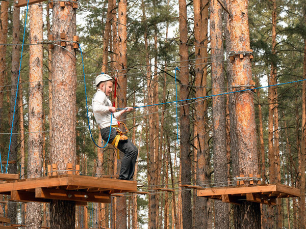 ГОМЕЛЬ, БЕЛАРУС - 21 апреля 2019 года: Лицей МЧС. Веревочный городок полоса препятствий на деревьях для подготовки курсантов
