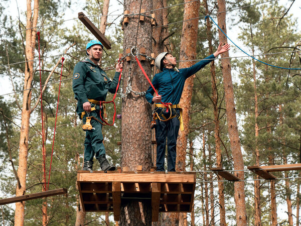 ГОМЕЛЬ, БЕЛАРУС - 21 апреля 2019 года: Лицей МЧС. Веревочный городок полоса препятствий на деревьях для подготовки курсантов
