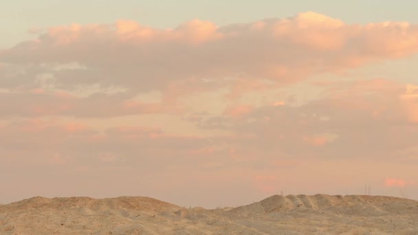Nubes al atardecer sobre el desierto de arena — Vídeo de stock