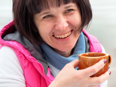 güzel esmer kadın bir fincan içme