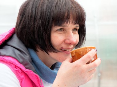 güzel esmer kadın bir fincan içme