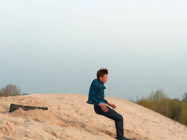 Kinderen en tieners vermaken zich op het witte zand. Parkour — Stockfoto