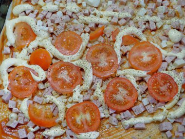 evde sebze ile lezzetli pizza pişirme