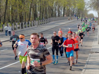 Gomel, Beyaz Rusya - 21 Nisan 2019: Ecomarathone 2019 Gomel Geçti