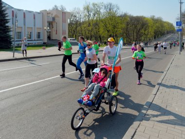 Gomel, Beyaz Rusya - 21 Nisan 2019: Ecomarathone 2019 Gomel Geçti