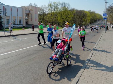 Gomel, Beyaz Rusya - 21 Nisan 2019: Ecomarathone 2019 Gomel Geçti