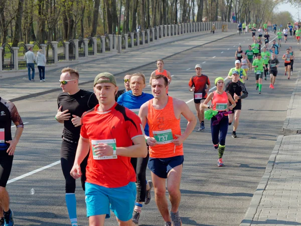 GOMEL, BELARUS - 21 AVRIL 2019 : ÉCOMARATHONE 2019 PASSÉ À GOMEL — Photo