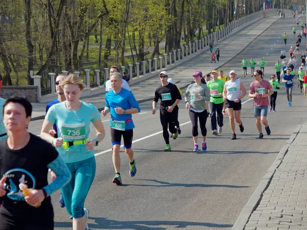 Gomel, Beyaz Rusya - 21 Nisan 2019: Ecomarathone 2019 Gomel Geçti — Stok fotoğraf