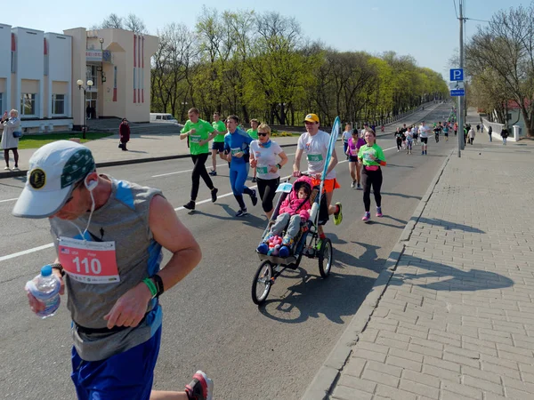 Gomel, Beyaz Rusya - 21 Nisan 2019: Ecomarathone 2019 Gomel Geçti — Stok fotoğraf