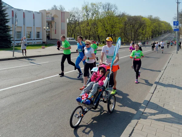 Gomel, Beyaz Rusya - 21 Nisan 2019: Ecomarathone 2019 Gomel Geçti — Stok fotoğraf