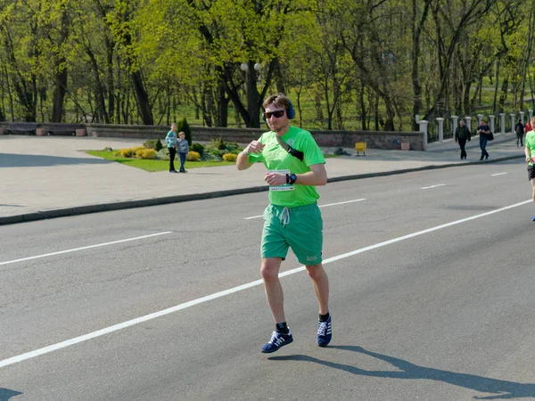 GOMEL, BELARUS - 21 AVRIL 2019 : ÉCOMARATHONE 2019 PASSÉ À GOMEL — Photo