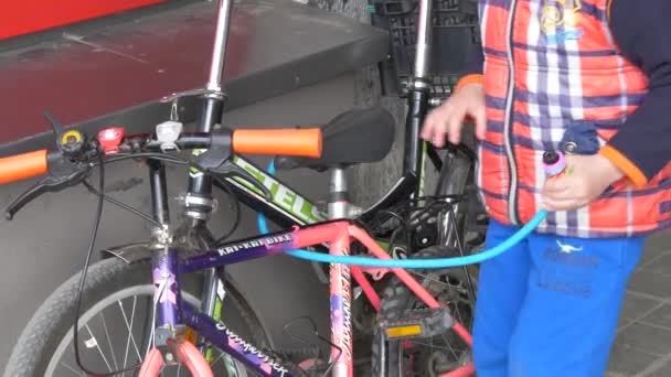 Gomel Belarus Abril 2019 Uma Criança Fixa Uma Bicicleta Com — Vídeo de Stock