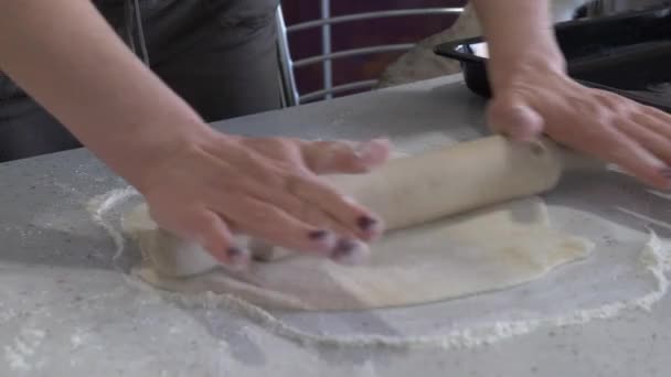 在家煮美味的比萨饼。滚动面团 — 图库视频影像