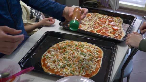 Приготовление вкусной пиццы с овощами дома — стоковое видео