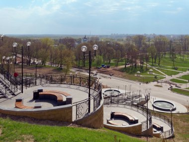 Mogilev, Beyaz Rusya - 27 Nisan 2019: merdivenli ve çeşmeli park alanı.