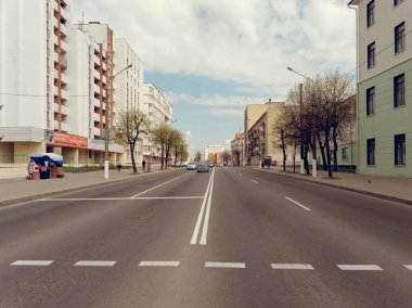Mogilev, Beyaz Rusya - 27 Nisan 2019: bölücü şeritli geniş sokak.