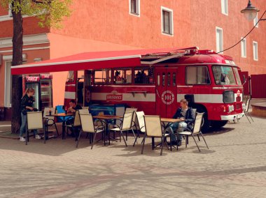 Gomel, Belarus - Haziran 2018: Street ticaret bir kamyon ile. Mercedes. İçecek ve atıştırmalıklar tekerlek üzerinde sahip kafe.