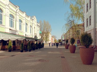 Mogilev, Beyaz Rusya - 27 Nisan 2019: Şehrin yaya caddesinde güzel binalar.