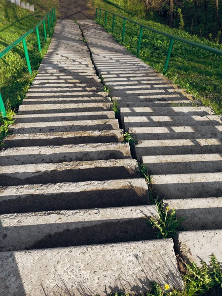 Escada de concreto em uma encosta íngreme de grama verde — Fotografia de Stock