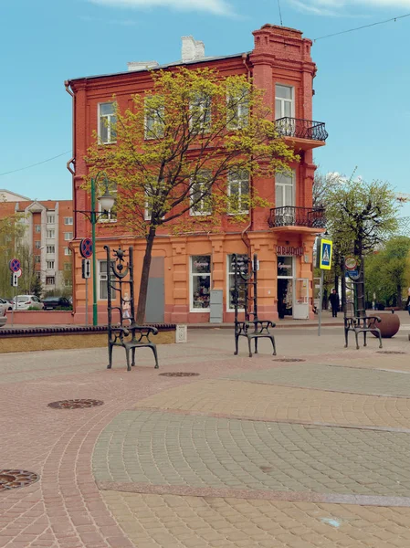 Mogilev, Beyaz Rusya - 27 Nisan 2019: Şehrin yaya caddesinde güzel binalar. — Stok fotoğraf