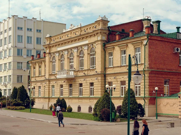 Mogilev, Bělorusko-27. dubna 2019: nádherné budovy na pěší zóně města. — Stock fotografie