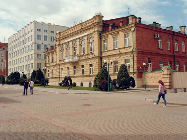 Mogilev, Beyaz Rusya - 27 Nisan 2019: Şehrin yaya caddesinde güzel binalar. — Stok fotoğraf