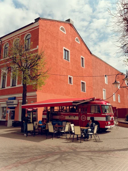 Homel, Fehéroroszország - 2018 június: Street kereskedelmi egy teherautó. Mercedes. Cafe, italokkal és rágcsálnivalókkal a kerekek. — Stock Fotó