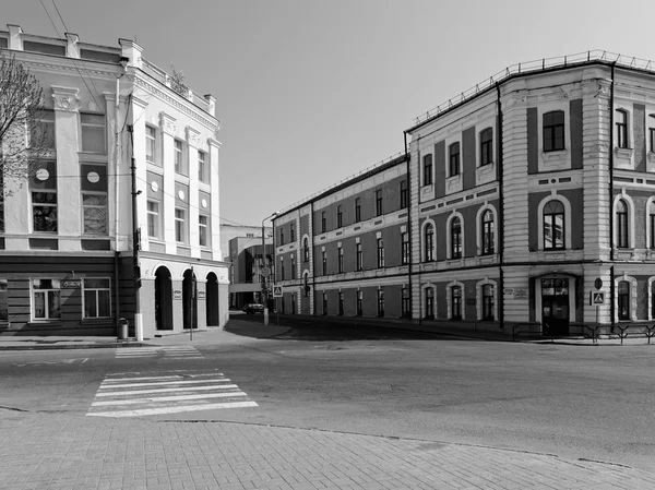 मोजीलवे, बेलारूस एप्रिल 27, 2019: शहराच्या पायथ्याशी रस्त्यावर सुंदर इमारती . — स्टॉक फोटो, इमेज