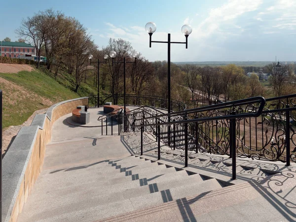 Mohylew, Białoruś-27 kwietnia, 2019: teren parku z klatką schodową i fontanną. — Zdjęcie stockowe
