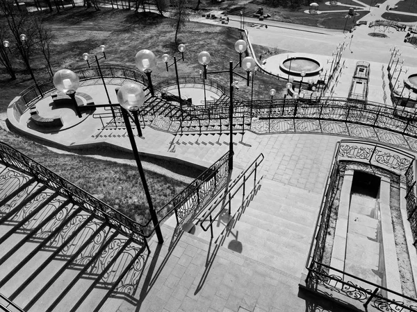 MOGILEV, BELARUS - APRIL 27, 2019: park area with a staircase and a fountain. — Stock Photo, Image