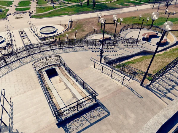 Mogilev, Wit-Rusland-27 april 2019: Park gebied met een trap en een fontein. — Stockfoto