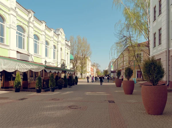 MOGILEV, BÉLARO - 27 DE ABRIL DE 2019: Hermosos edificios en la calle peatonal de la ciudad . — Foto de Stock