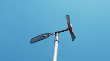 mavi berrak gökyüzüne karşı hava vane