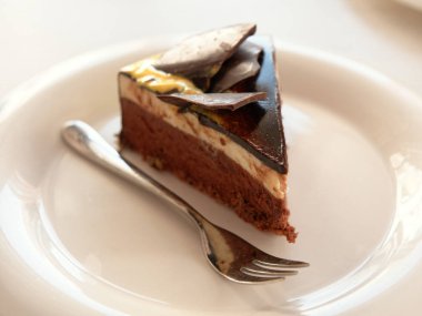 masada bir tabak üzerinde kek.