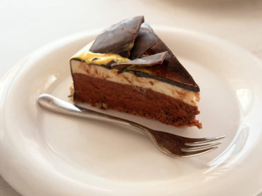 masada bir tabak üzerinde kek.