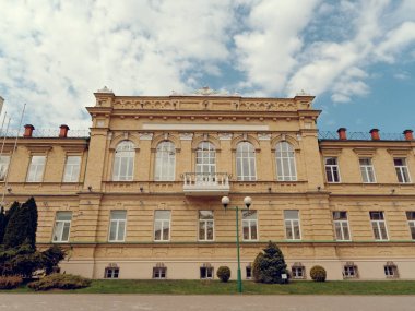 Mogilev, Beyaz Rusya - 27 Nisan 2019: Şehrin yaya caddesinde güzel binalar.