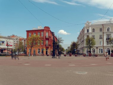 Mogilev, Beyaz Rusya - 27 Nisan 2019: Şehrin yaya caddesinde güzel binalar.