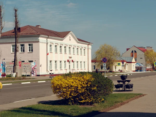 Dribin, Weißrussland - 27. April 2019: schöne Dorfgebäude. — Stockfoto