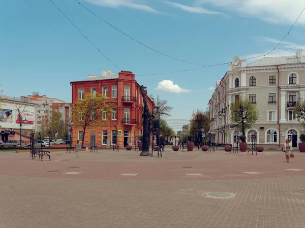 MOGILEV, BELARUS - 27 de abril de 2019: belos edifícios na rua pedonal da cidade . — Fotografia de Stock
