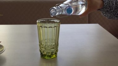 masada güzel yeşil cam bardak.