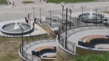 Mogilev, Beyaz Rusya - 27 Nisan 2019: merdivenli ve çeşmeli park alanı.