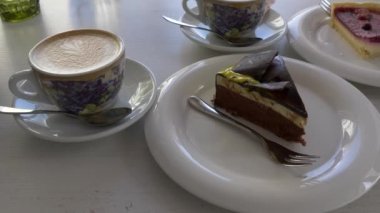 masada bir tabak üzerinde kek.