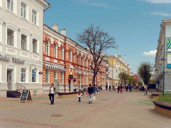 Mogilev, Wit-Rusland-27 april 2019: prachtige gebouwen aan de voetgangersstraat van de stad. — Stockfoto